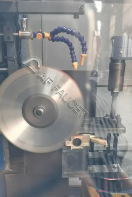 Máquina de fabricação de torneiras automática robótica Máquina de serração inteligente CNC