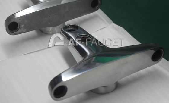 A máquina de polonês de moedura cabendo do banheiro de bronze do metal com ensina o pendente