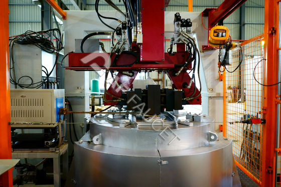 Máquina de fundição CNC Máquina de fundição automática de latão- 2 manipuladores Máquina de fundição a moagem a baixo pressão