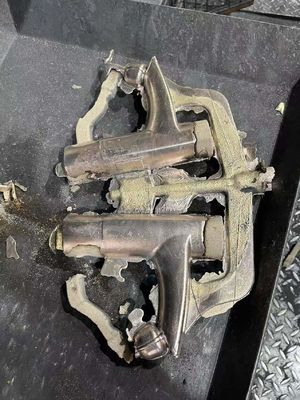 Máquina de fundição CNC Máquina de fundição automática de latão- 2 manipuladores Máquina de fundição a moagem a baixo pressão