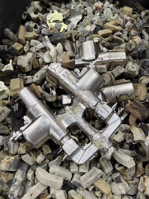 Máquina de fundição CNC Máquina de fundição automática de latão- 2 manipuladores Máquina de fundição a moagem a baixo pressão